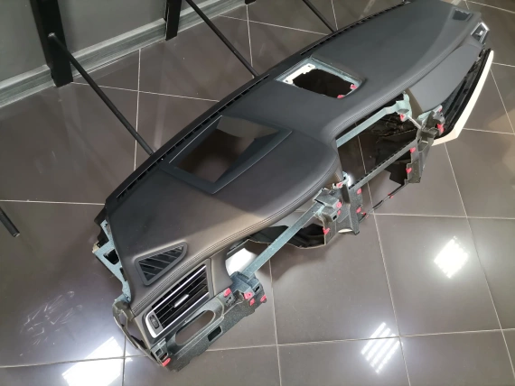 Aрматурно Табло BMW F01 F02 F03 Черна Гладка Кожа Черен Шев Отлично - A51