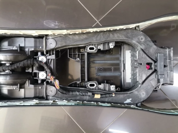 БМВ Централна конзола и подлакътник BMW 5 G30 G31 G32 F90 M5 Като нова A73