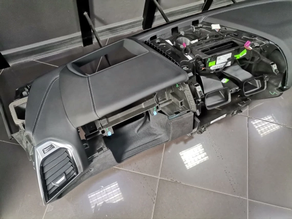 Ново Арматурно Табло BMW M8 F93 G14 G15 G16 Черна Кожа, Алкантара HUD