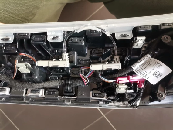 Listwy wewnętrzne deski rozdzielczej BMW G30 G31 G32 F90 M5 Lakier fortepianowy Doskonały A75