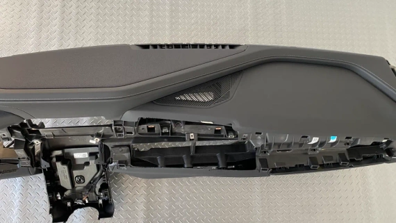 Табло като ново BMW 7 i7 G70 черно със сиви шевове