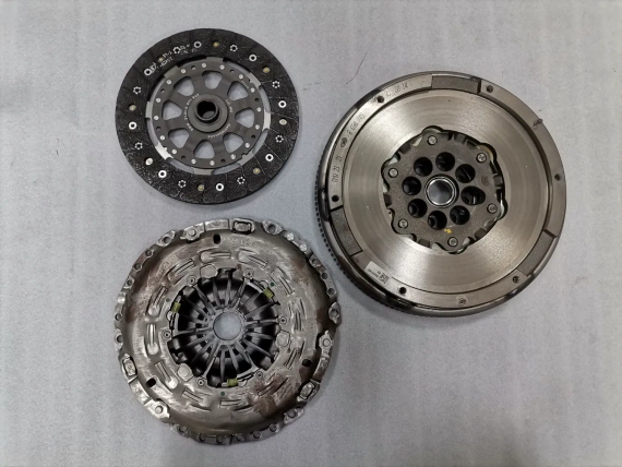 Zestaw sprzęgła BMW 8671970 8671942 8698749 DMF