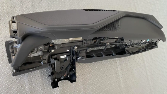 Dashboard like new BMW 7 i7 G70 black gray stitch