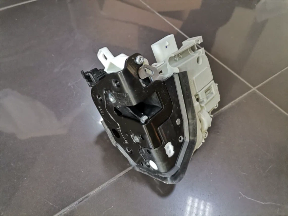 Zamek drzwi prawych 8X1837016B Audi A4 Q5 Tron RS