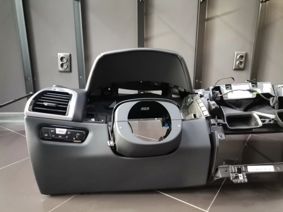 Deska rozdzielcza BMW 8 G14 G15 G16 Czarna gładka skóra Merino HUD A50