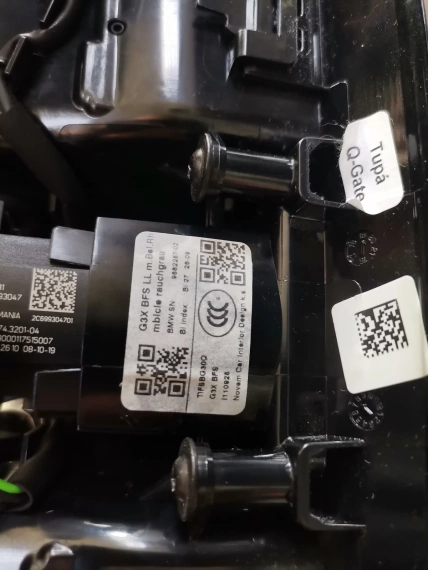 Listwy wewnętrzne deski rozdzielczej BMW G30 G31 G32 F90 M5 Lakier fortepianowy Doskonały A75