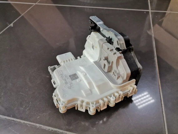 Zamek drzwi prawych 8X1837016B Audi A4 Q5 Tron RS