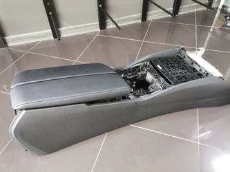 BMW Konsola środkowa i podłokietnik Tunel BMW 5 G30 G31 G32 F90 M5 Jak nowe