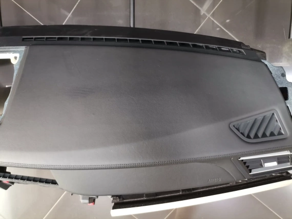 Aрматурно Табло BMW F01 F02 F03 Черна Гладка Кожа Черен Шев Отлично - A51