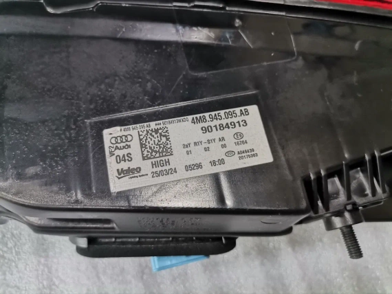 4M8945095AB Carbon Rückleuchte Audi Q8 SQ8 RSQ8