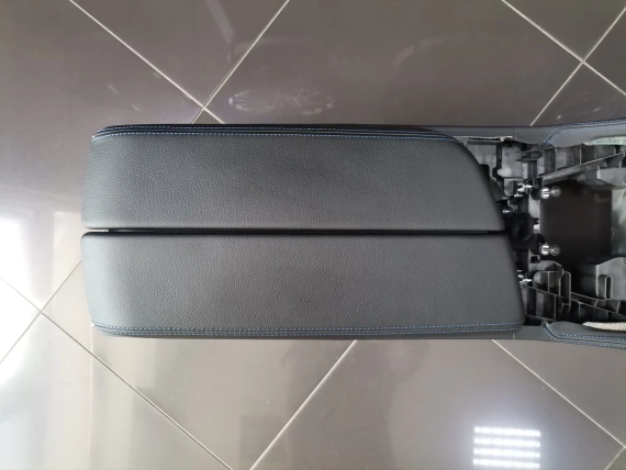 BMW Center console and armrest BMW 5 G30 G31 G32 F90 M5 Like new