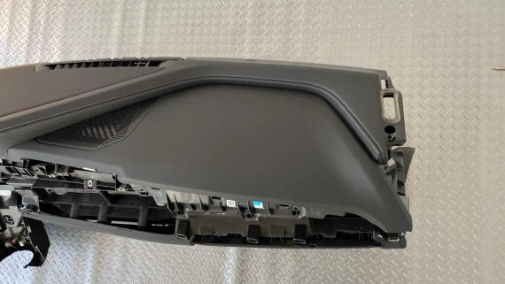 Табло като ново BMW 7 i7 G70 черно със сиви шевове