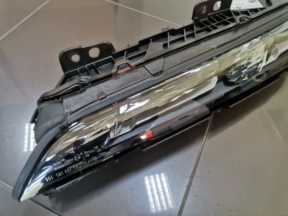 Ляв Горен Фар BMW G70 i7 Crystal Swarovski Кристал Сваровски 9879935