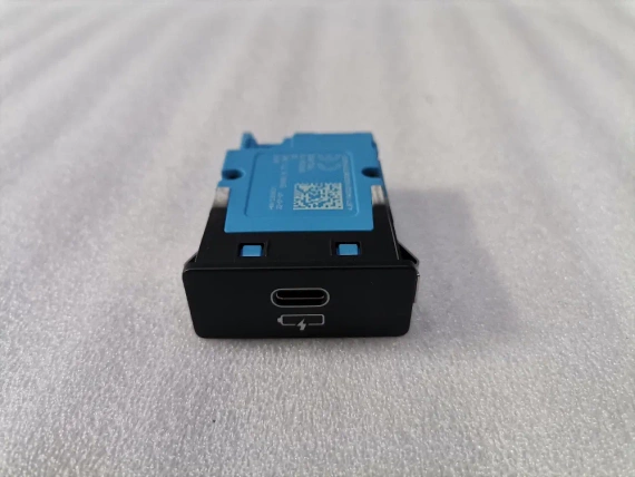 8711940 USB порт BMW G14 G20 G05 G06 G22 G01 G30