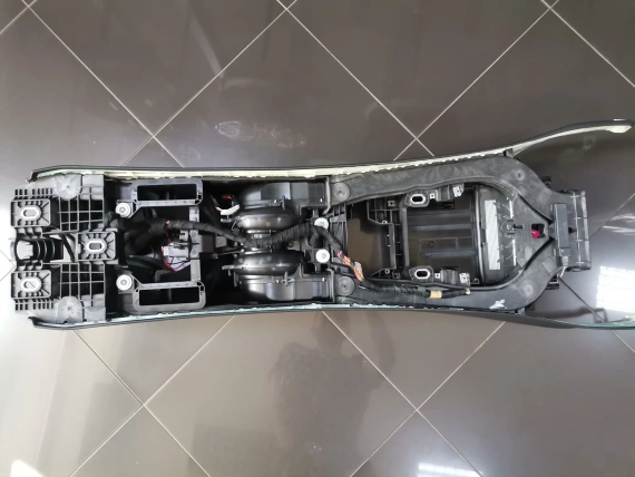 БМВ Централна конзола и подлакътник BMW 5 G30 G31 G32 F90 M5 Като нова A73