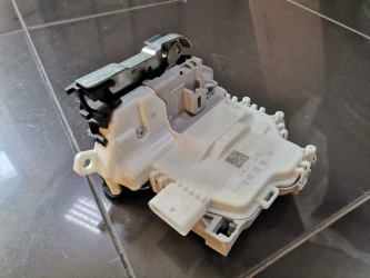 Zamek drzwi prawych 8X1837016B Audi A4 Q5 Tron RS