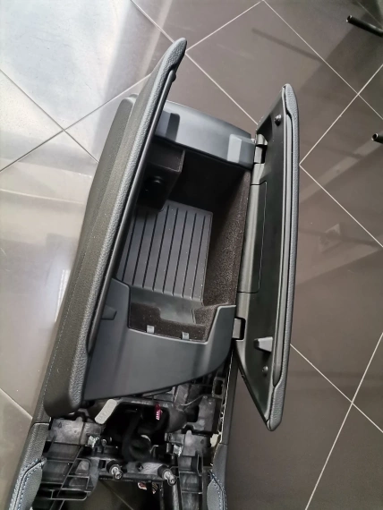 BMW Konsola środkowa i podłokietnik Tunel BMW 5 G30 G31 G32 F90 M5 Jak nowe