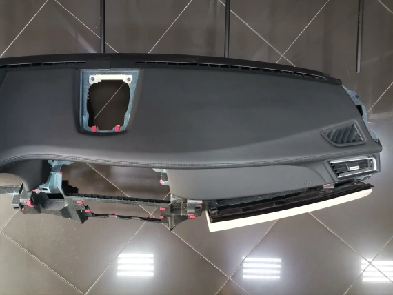 Aрматурно Табло BMW F01 F02 F03 Черна Гладка Кожа Черен Шев Отлично - A51