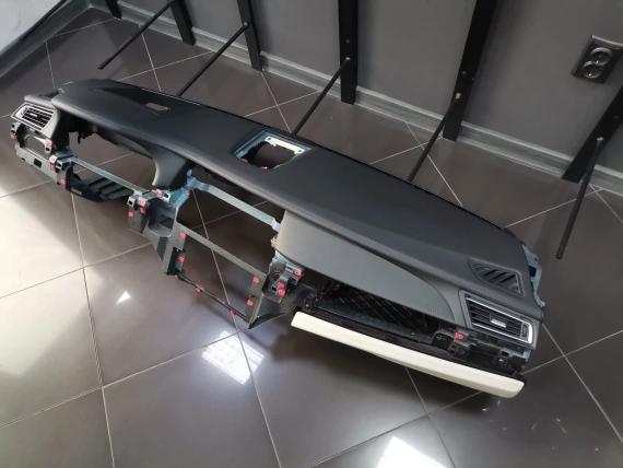 Aрматурно Табло BMW F01 F02 F03 Черна Гладка Кожа Черен Шев Отлично - A51