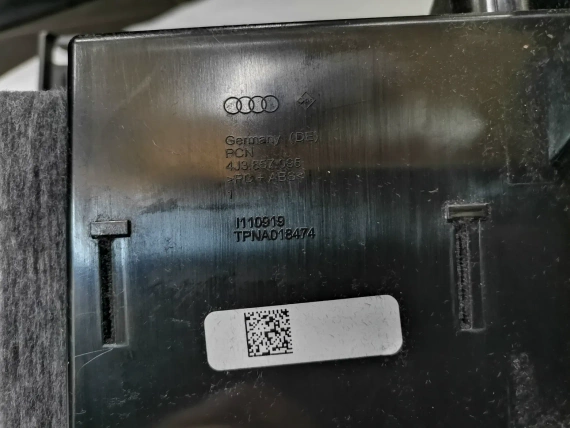 Nowy schowek na rękawiczki 4J3857095 Audi E-Tron GT