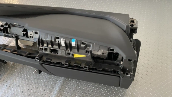 Табло като ново BMW 7 i7 G70 черно със сиви шевове