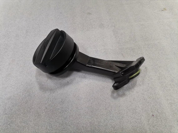 7852476 BMW M5 F90 cylinder head oil filler neck