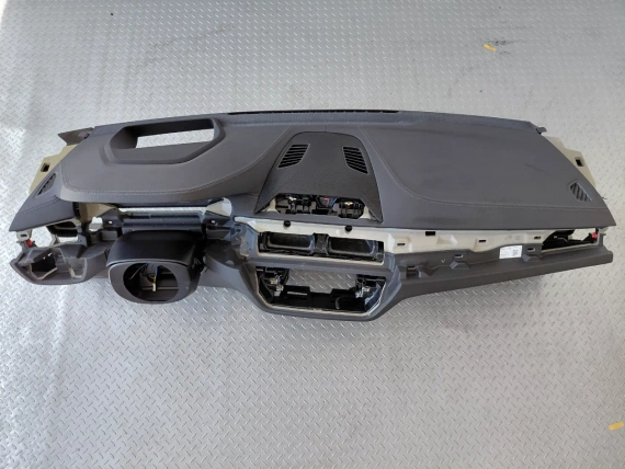Deska rozdzielcza BMW 6 G32 GT z systemem Head Up