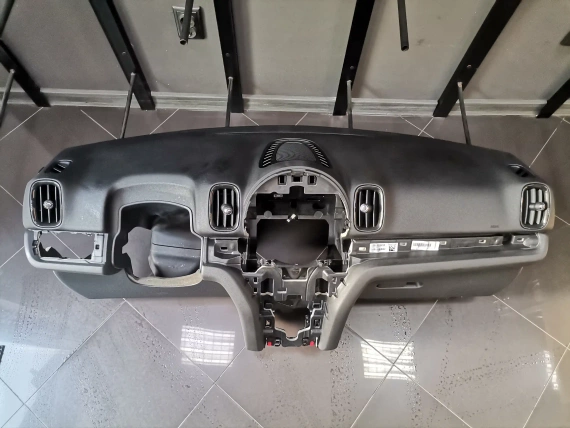 Czarna deska rozdzielcza MINI Countryman F60 COOPER S