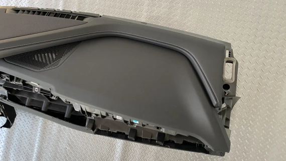 Табло като ново BMW 7 i7 G70 черно със сиви шевове