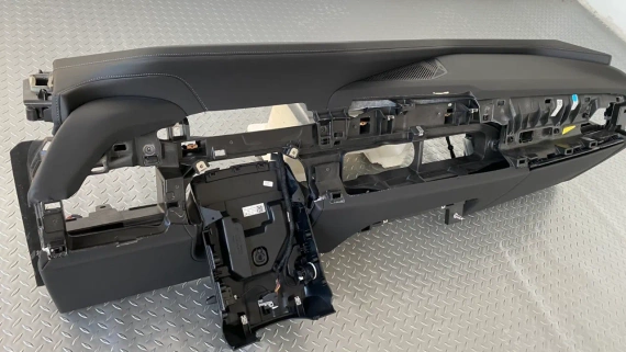 Табло като ново BMW 7 i7 G70 черно със сиви шевове