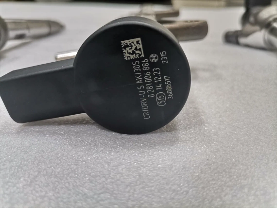 8579232 B37C15A injection rail BMW F40 116d F45 216d