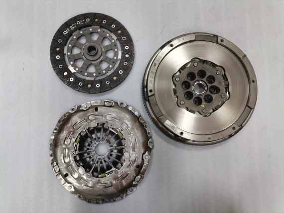 Zestaw sprzęgła BMW 8671970 8671942 8698749 DMF