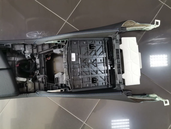 БМВ Централна конзола и подлакътник BMW 5 G30 G31 G32 F90 M5 Като нова A73