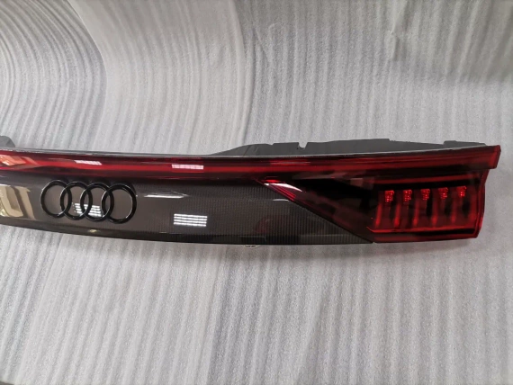 4M8945095AB Carbon Rückleuchte Audi Q8 SQ8 RSQ8