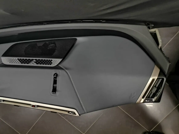 НОВО Табло BMW IX I20 Тъмно сива кожа